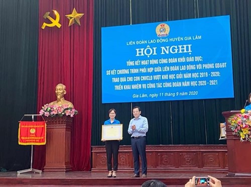 Công đoàn trường tiểu học Thị trấn Trâu Quỳ nhận bằng khen của Tổng LĐLĐ Việt Nam